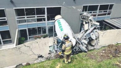 Photo of Camión mezclador cayó sobre un edificio