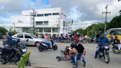 Photo of Se voló el semáforo en rojo y choca contra otra moto
