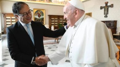 Photo of Petro se reunió 35 minutos con el papa Francisco y le regaló café y una ruana