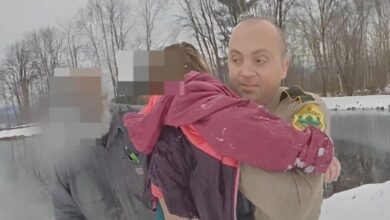 Photo of Policía salvó a niña que había caído en un estanque helado