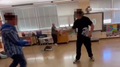 Photo of Profesora puso a sus alumnos a tener un duelo, ¡con espadas!