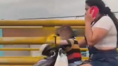 Photo of Cámara captó a mujer en moto con su hija sin casco y distraída con el celular