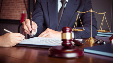 Photo of Se disfrazó de abogado, mató a tiros a un hombre en un tribunal y se escapó