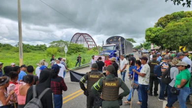 Photo of Campesinos bloquean el Puente del San Jorge en La Apartada por incumplimientos del Estado