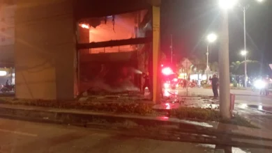 Photo of Voraz incendio consume almacén de Colchones Imperial en la Avenida Circunvalar de Montería