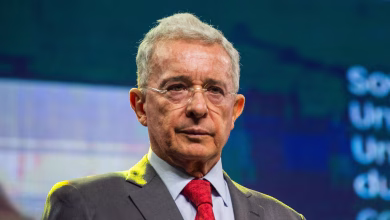 Photo of Juristas solicitan garantías procesales para Álvaro Uribe en el proceso judicial que enfrenta